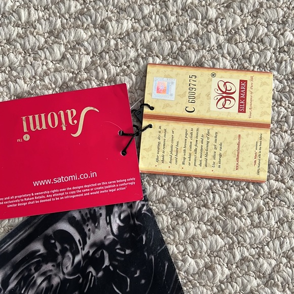 $225 new with tags Satomi saree baroque pattern with red trim 100% silk - Picture 10 of 11